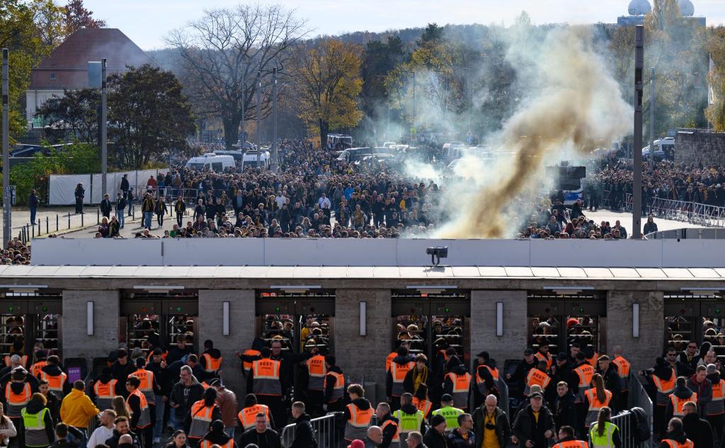 Dresdner Anhänger zünden Pyro vor dem Hertha-Spiel vor dem Olympiastadion - Foto: Robert Michael/dpa