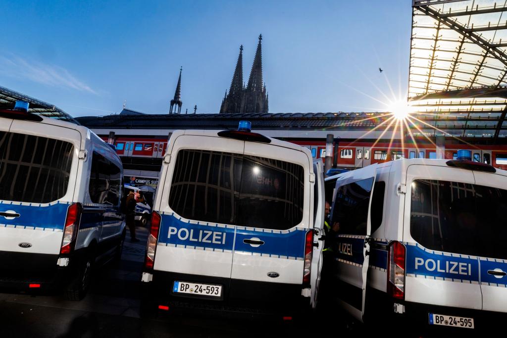 Am Kölner Bahnhof prügelten sich zahlreiche Fans von Schalke und Dortmund. (Archivbild) - Foto: Christoph Reichwein/dpa