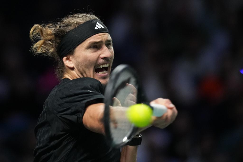 Gegen Jannik Sinner ist Tennisprofi Alexander Zverev chancenlos. - Foto: Christophe Ena/AP/dpa