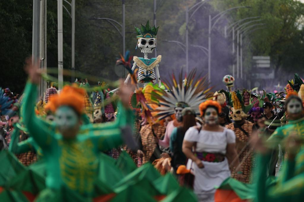 Mehr als 8.000 Darsteller zogen durch die Straßen. - Foto: Claudia Rosel/AP/dpa