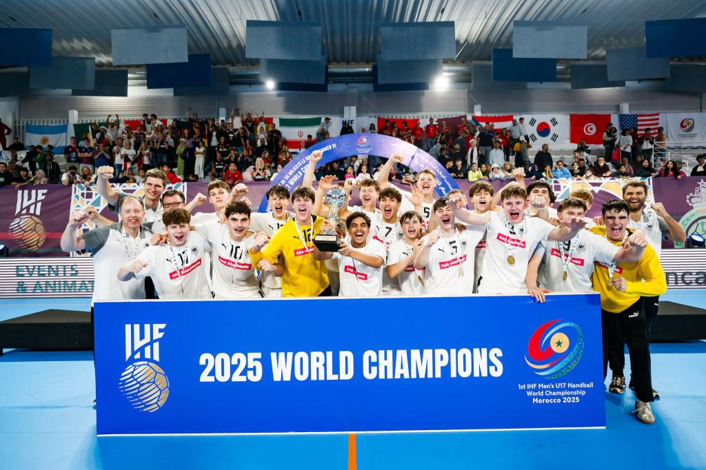 Die deutsche U17-Handballnationalmannschaft feiert ihren Weltmeistertitel. - Foto: Sasa Pahic Szabo / Kolektiff/kolektiff images/dpa