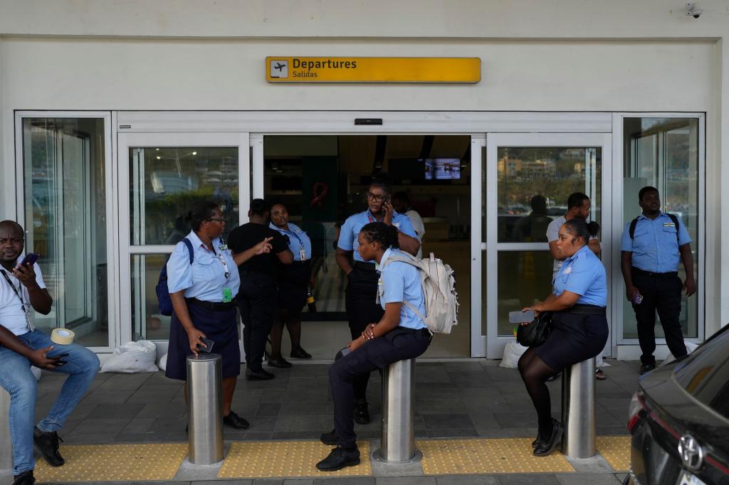 Dutzende Flüge wurden annulliert: Die Rückreise verzögert sich für viele Touristen. - Foto: Matias Delacroix/AP/dpa