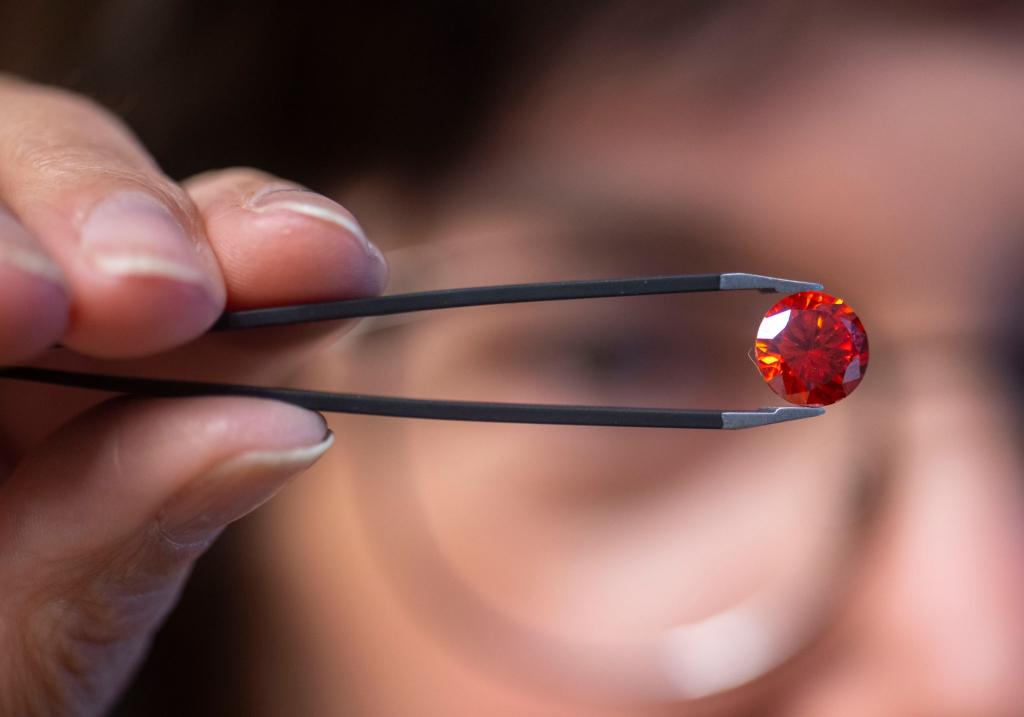 Ein Diamant aus Asche kostet mehrere tausend Euro. (Archivbild) - Foto: Harald Tittel/dpa