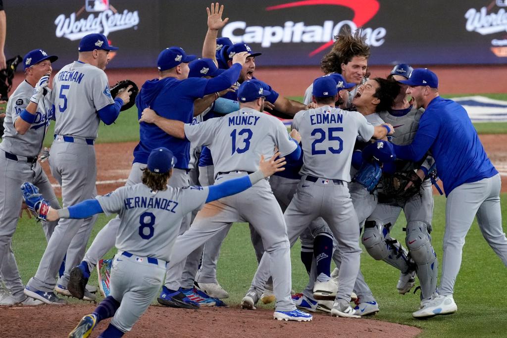 Yamamoto im Jubelkreis: Dodgers holen ersten World-Series-Titel seit 25 Jahren - Foto: Ashley Landis/AP/dpa