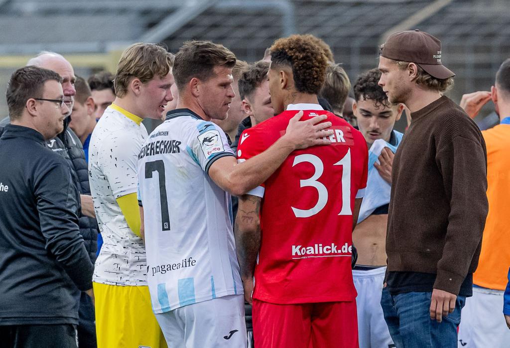 Nach dem Eklat gab es viele aufmunternde Worte für den Cottbuser Justin Butler. - Foto: Heike Feiner/Eibner Pressefoto/dpa