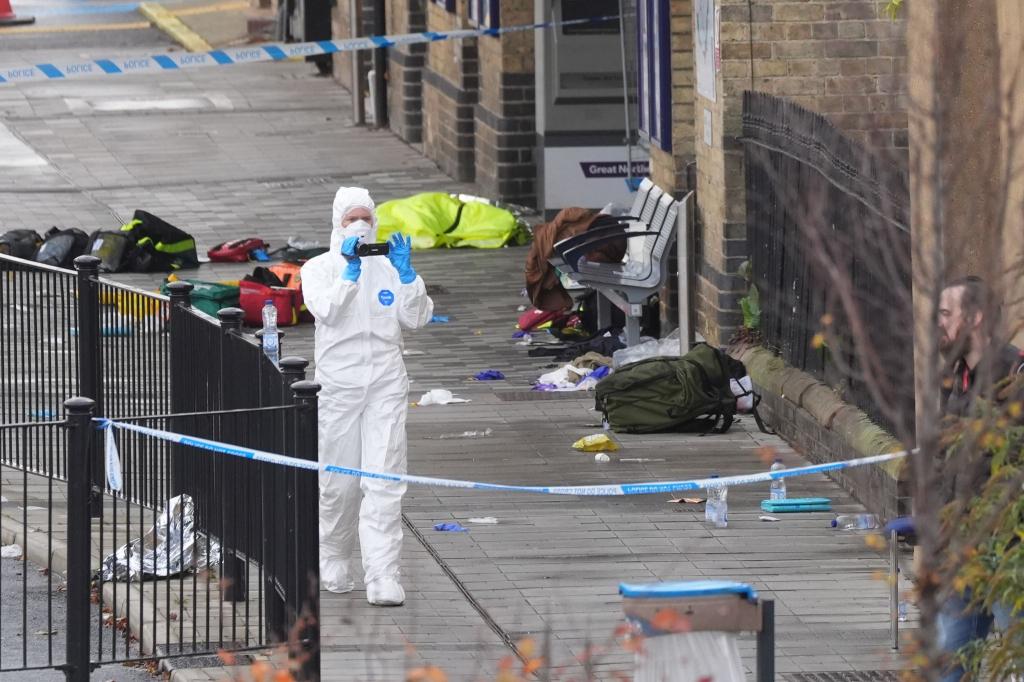 Kleidung und Rucksäcke auf dem Boden: Am Bahnhof der Stadt Huntingdon dauern die Ermittlungen an. - Foto: Joe Giddens/PA Wire/dpa