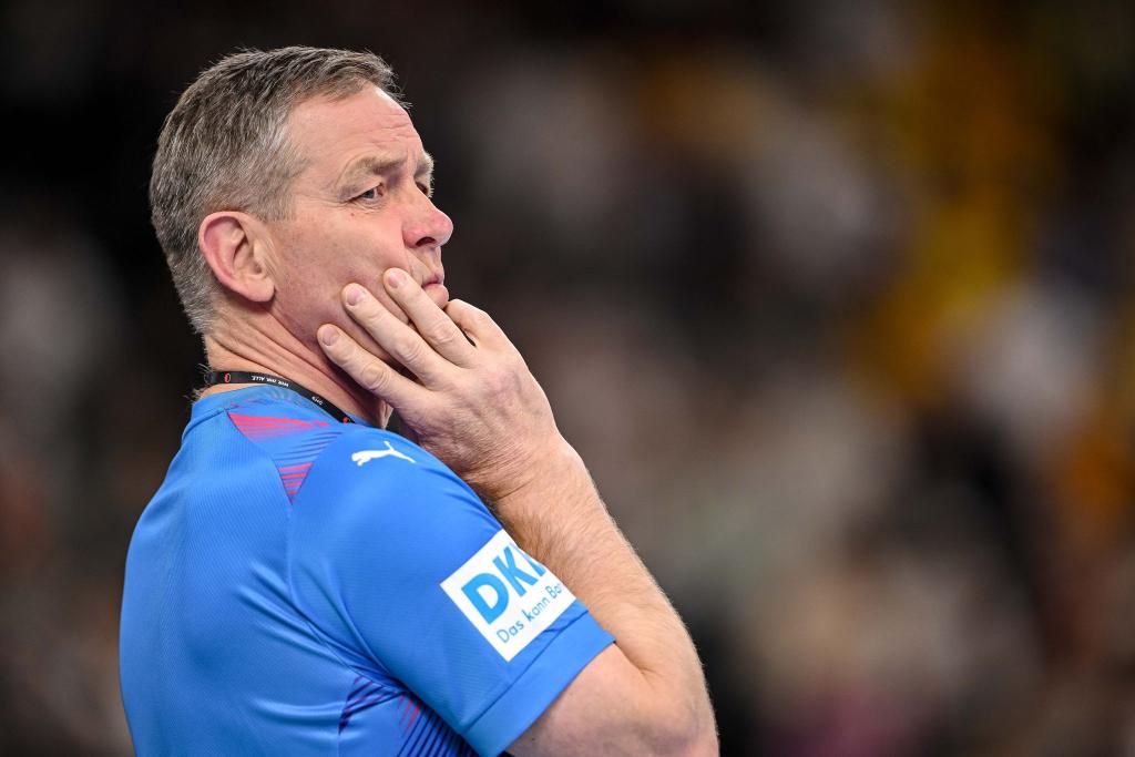 Kein Grund zur Freude. Alfred Gislason ist nicht zufrieden mit der Mannschaftsleistung. - Foto: Harry Langer/dpa