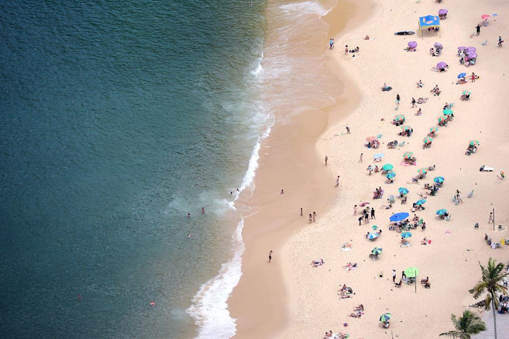 In Rio de Janeiro ist jetzt Frühling und Menschen sonnen sich am Strand. - Foto: Chris Jackson/PA Wire/dpa