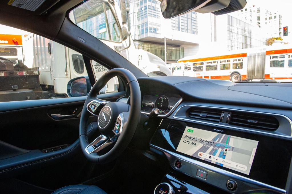 Waymo-Robotaxis machen mehr als 250.000 Fahrten mit Passagieren pro Woche. (Archivbild) - Foto: Andrej Sokolow/dpa