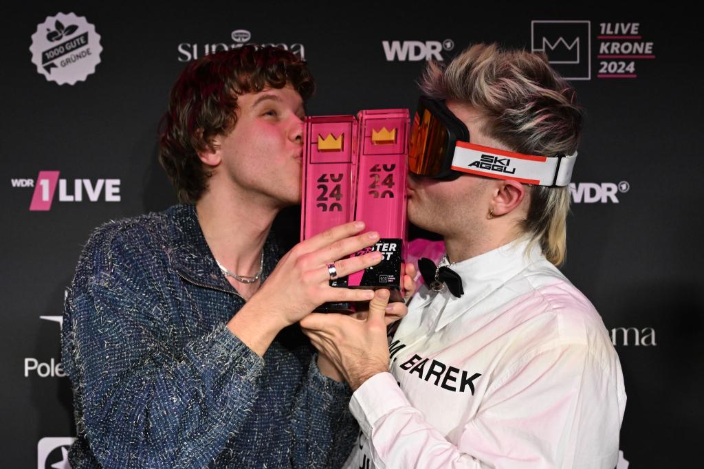 Räumten schon 2024 ab und können wieder auf eine Krone hoffen: die Musiker Zartmann und Ski Aggu. - Foto: David Inderlied/dpa