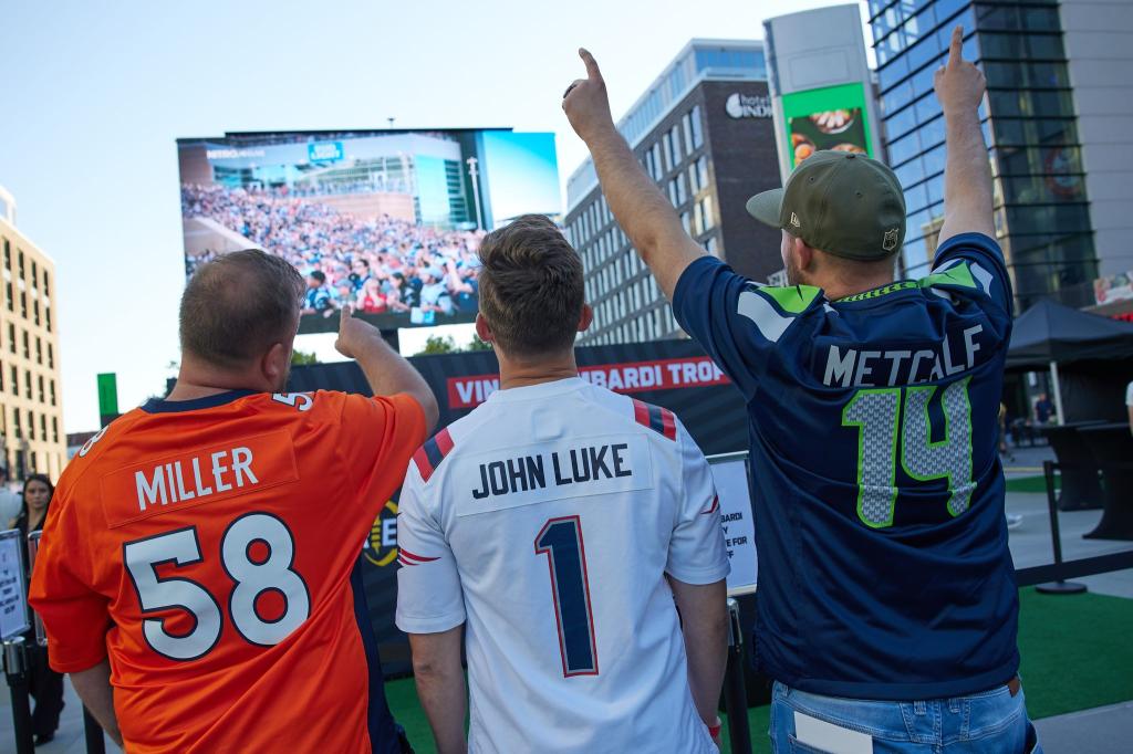 Nach Angaben der NFL gibt es rund 19 Millionen Football-Fans in Deutschland. - Foto: Jörg Carstensen/dpa