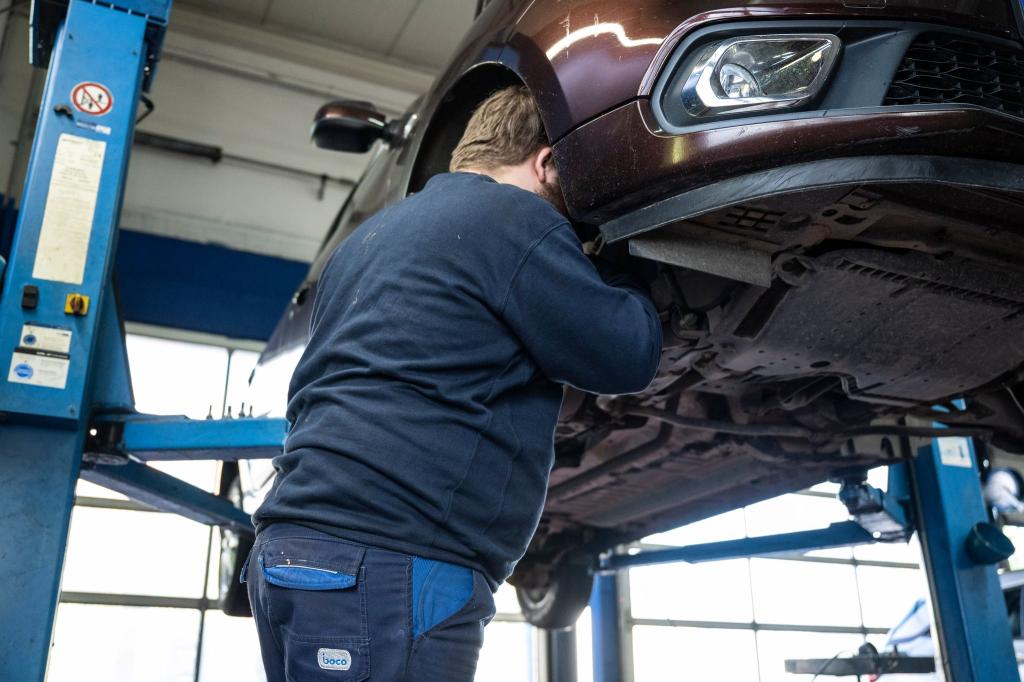 Die Preise für Autoreparaturen haben deutlich angezogen. (Archivbild) - Foto: Hannes P Albert/dpa