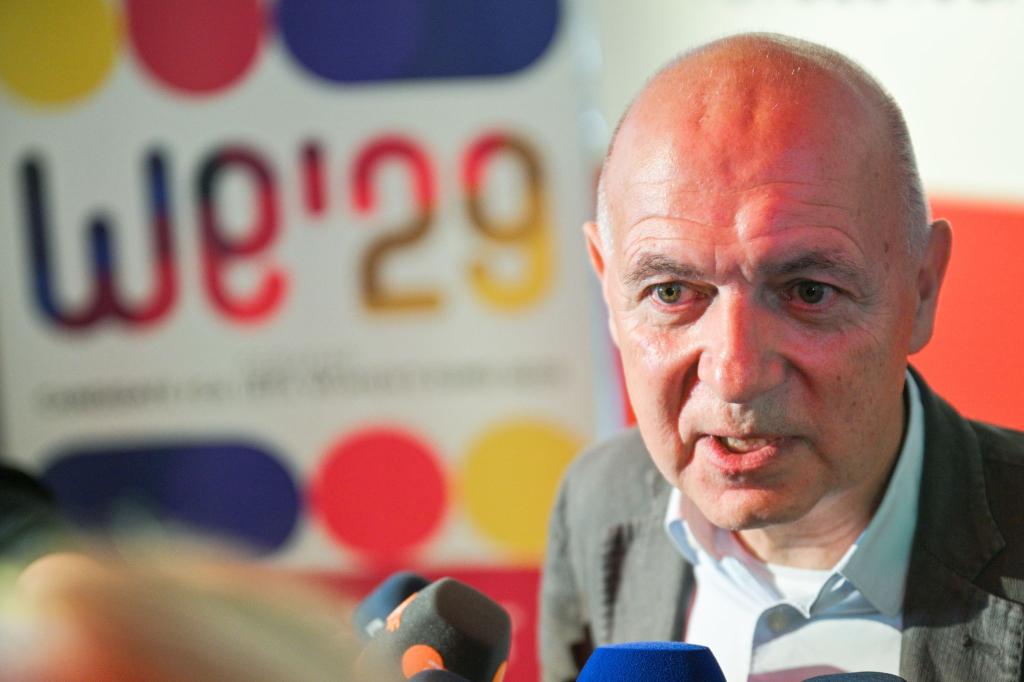 DFB-Präsident Bernd Neuendorf denkt «perspektivisch» an eine Männer-WM in Deutschland - Foto: Sebastian Gollnow/dpa