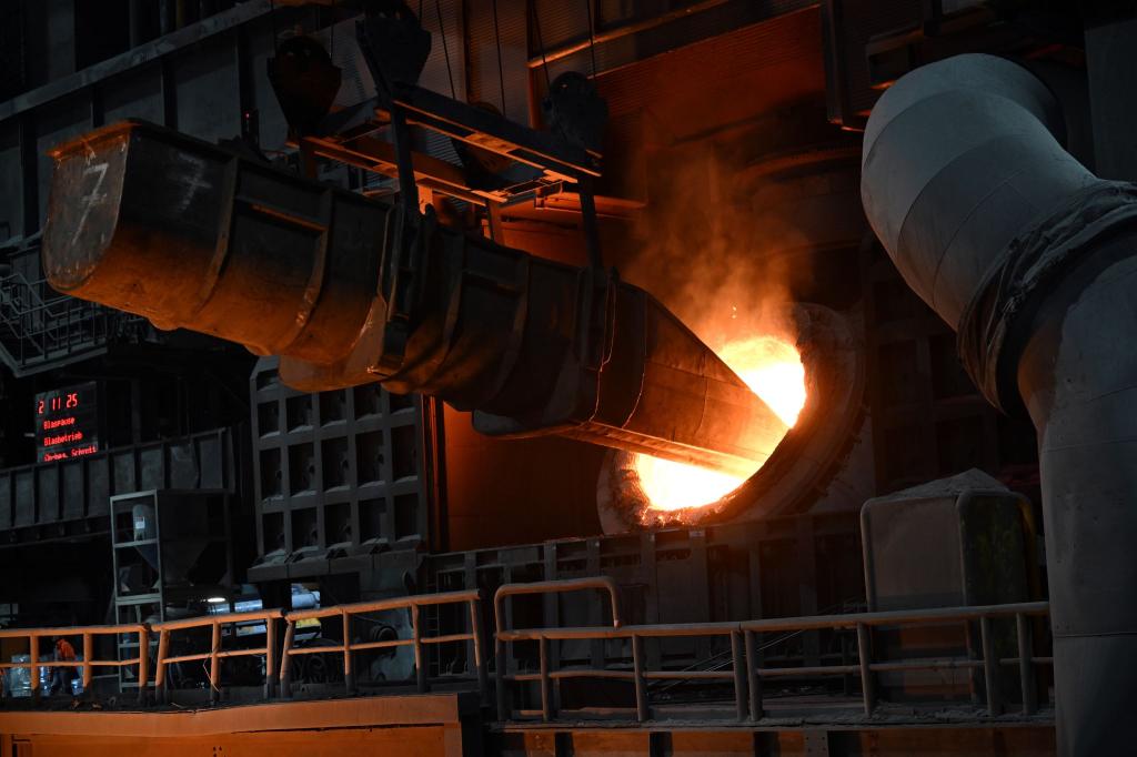 Eine neue Studie warnt: Würde Stahl nur noch aus dem Ausland kommen, drohten der deutschen Wirtschaft im Fall einer globalen Krise Milliardenverluste. (Archivbild) - Foto: Federico Gambarini/dpa