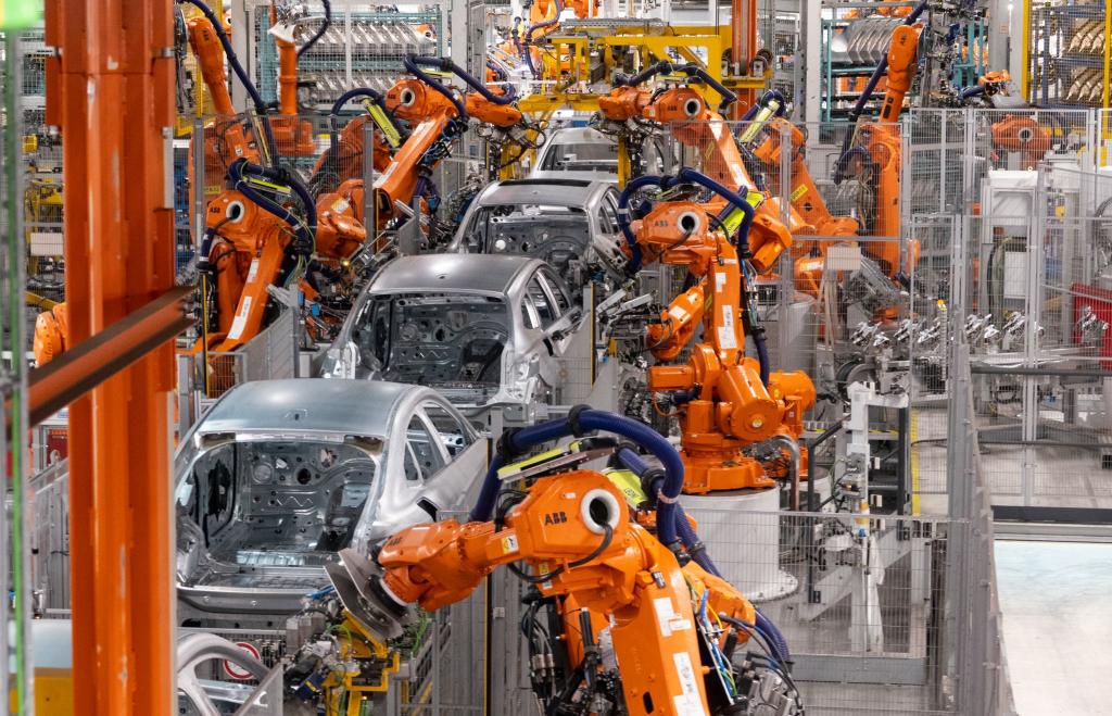 Wird in Firmen mit Betriebsrat automatisiert, entwickelt sich die Produktivität deutlich besser als in Unternehmen ohne Betriebsrat. (Archivbild) - Foto: Daniel Josling/dpa