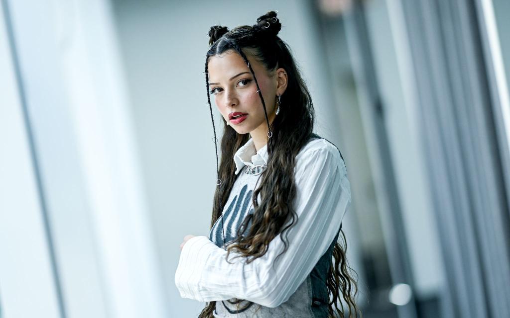 Ein Arzt habe ihr davon abgeraten, auf die Bühne zu gehen, sagte Sängerin Nina Chuba. (Archivbild) - Foto: Britta Pedersen/dpa