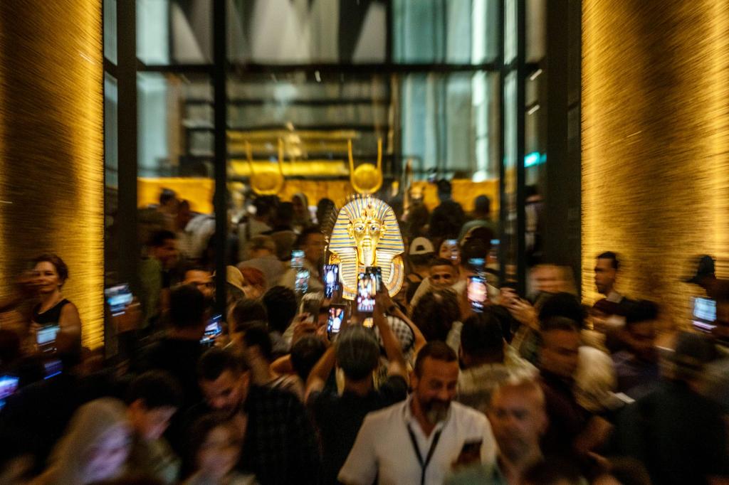 Neu eröffnetes Großes Ägyptisches Museum in Gizeh: Menschenmassen vor der goldenen Totenmaske von Tutanchamun. - Foto: Gehad Hamdy/dpa