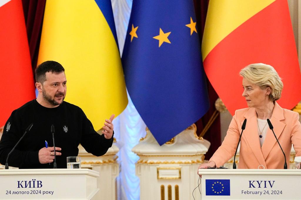 Will einen schnellen EU-Beitritt: Der ukrainische Präsident Wolodymyr Selenskyj, hier bei einer Pressekonferenz mit EU-Kommissionspräsidentin Ursula von der Leyen. (Archivbild) - Foto: Efrem Lukatsky/AP/dpa