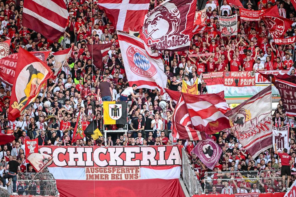Der FC Bayern hat den Umgang mit einem Teil seiner Fans beim Spiel in Paris beklagt. (Archivfoto) - Foto: Harry Langer/dpa