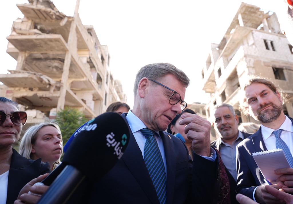 Außenminister Johann Wadephul (CDU) am Donnerstag in Harasta, einer weitgehend zerstörten Stadt Harasta, einer Vorstadt von Damaskus. Äußerungen über die Rückkehr von Syrern lösten Irritationen in den Reihen der Union aus. - Foto: Marcus Brandt/dpa