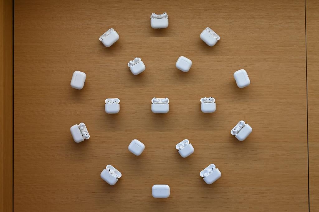 Nutzer in der EU bekommen die Live-Übersetzungsfunktion später in ihre AirPods. (Archivbild) - Foto: David Hammersen/dpa