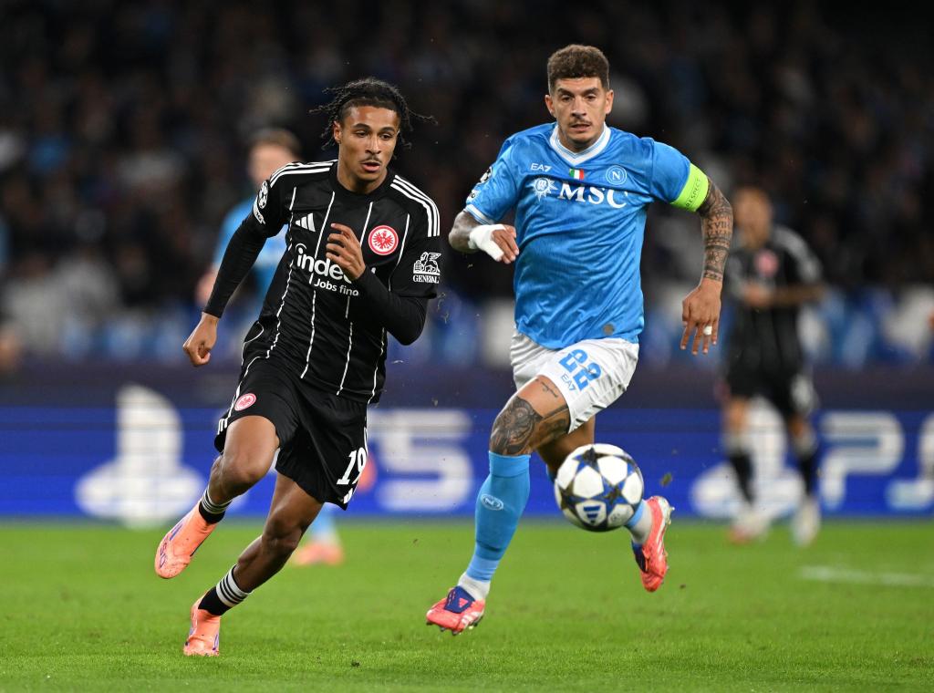 Eintracht Frankfurt um Jean-Mattéo Bahoya (l) kam offensiv in der ersten Hälfte gegen die SSC Neapel überhaupt nicht zur Geltung. - Foto: Arne Dedert/dpa