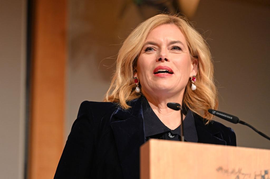 Bundestagspräsidentin Julia Klöckner hielt in Berlin eine Laudatio auf die Streetworkerin Sabine Constabel, die sich gegen Prostitution engagiert. - Foto: Elisa Schu/dpa