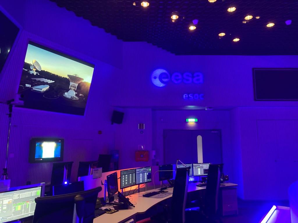 Der neue Erdbeobachtungssatellit soll vom Kontrollzentrum aus gesteuert werden. (Archivbild) - Foto: Oliver Pietschmann/dpa