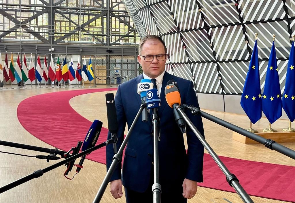 Bundesumweltminister Carsten Schneider (SPD) wirbt für das Ziel, die Emissionen in den nächsten 15 Jahren um 90 Prozent im Vergleich zu 1990 zu senken. - Foto: Katharina Redanz/dpa