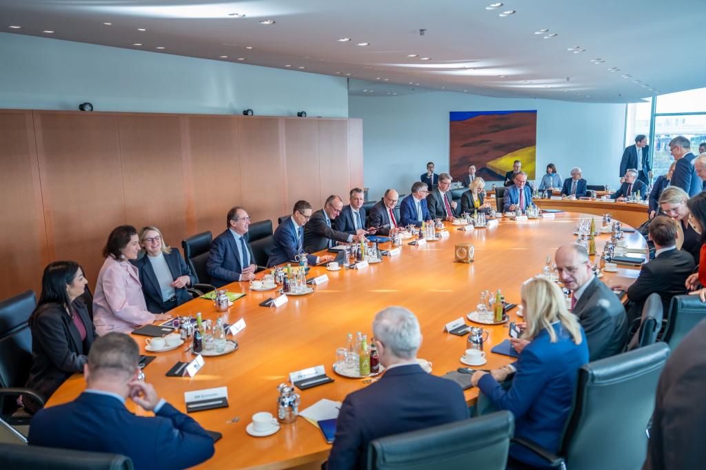 Jeden Mittwoch trifft sich das Bundeskabinett. Dieses Mal soll es vor allem um Bürokratieabbau gehen. - Foto: Michael Kappeler/dpa