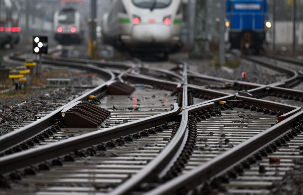 Die Deutsche Bahn will in einem Pilotprojekt erstmals «grünen» Stahl in Schienen verbauen. (Archivbild) - Foto: Hendrik Schmidt/dpa