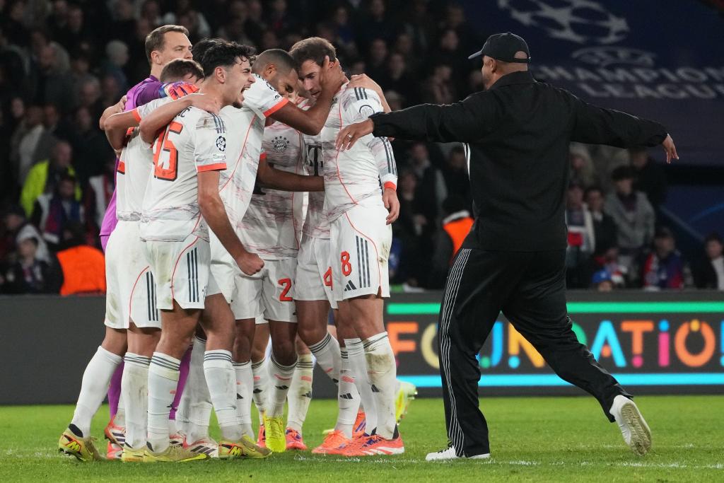 Vincent Kompany (r) stürmt nach dem Schlusspfiff auf den Rasen, um mit seinen Spielern im Kreis zu jubeln. - Foto: Thibault Camus/AP/dpa
