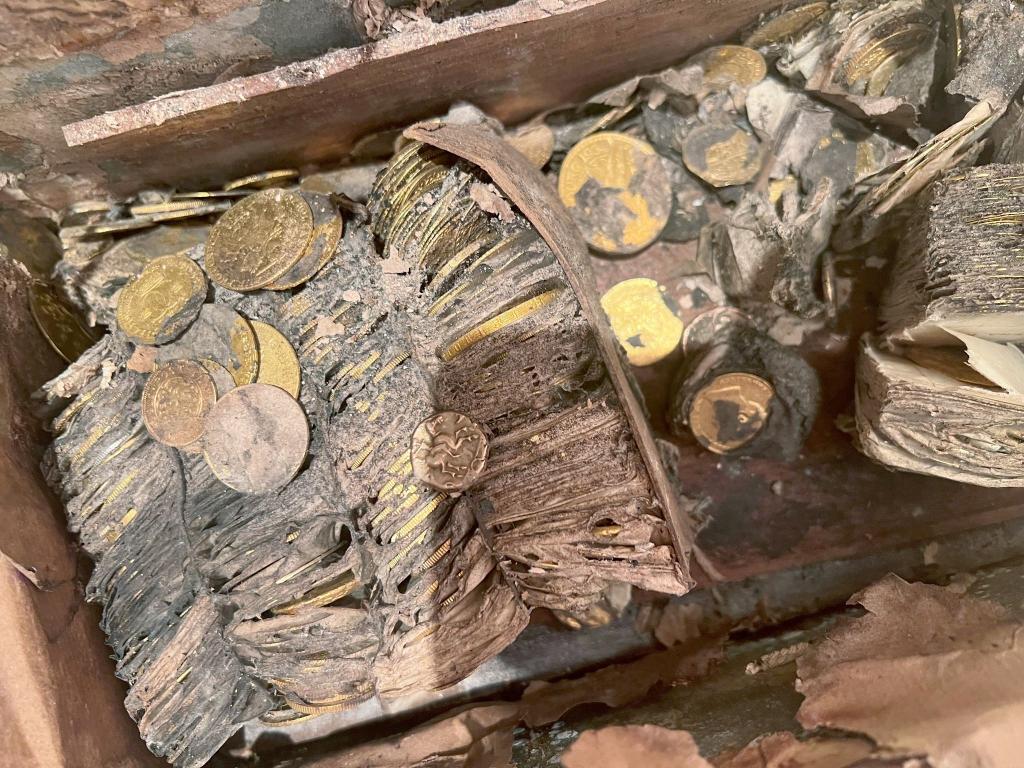 So sah der Münzschatz aus, als er aus der Erde geholt wurde. - Foto: -/Nusmismatica Ars Classic/dpa