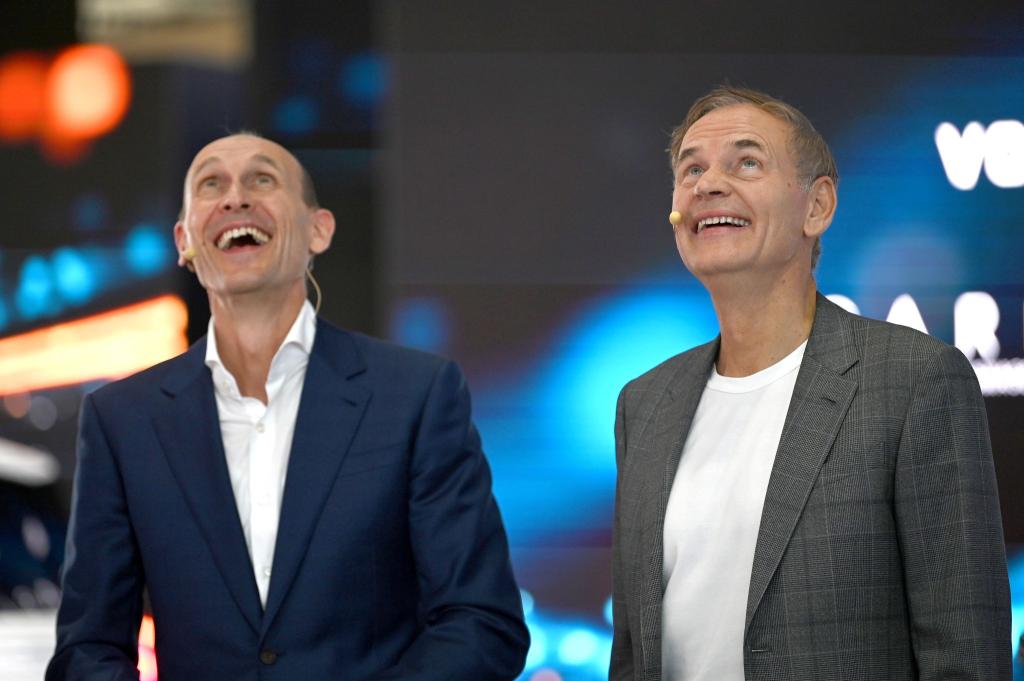 Volkswagen-Chef Oliver Blume (r) und Volkswagen-Vorstandmitglied für China, Ralf Brandstätter, in Shanghai. Der Konzern investiert trotz Schwierigkeiten viel Geld in die neue Technologie. - Foto: Johannes Neudecker/dpa