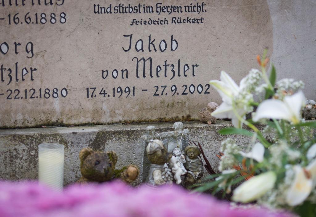 Der verurteilte Mörder von Jakob von Metzler bleibt weiter in Haft. Sein Antrag auf vorzeitige Entlassung liegt vorerst auf Eis – er hat das Prüfverfahren gestoppt. (Archivbild) - Foto: Frank Rumpenhorst/dpa