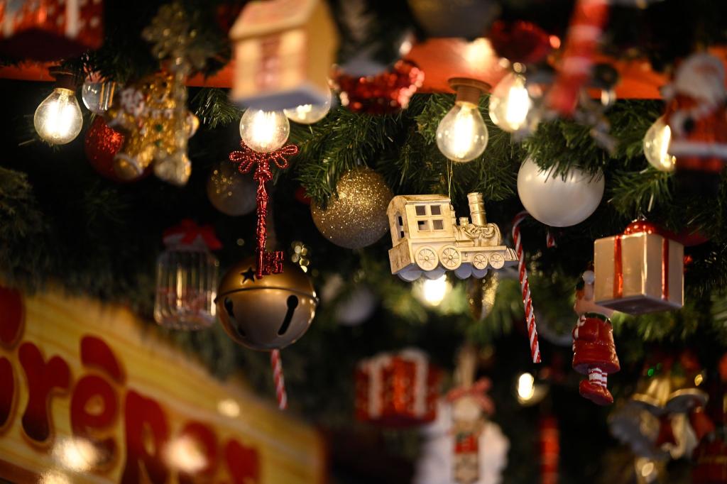 Bei den Kunden ist die Lust auf Weihnachtsmärkte noch nicht wieder so groß wie vor der Pandemie. - Foto: Roberto Pfeil/dpa