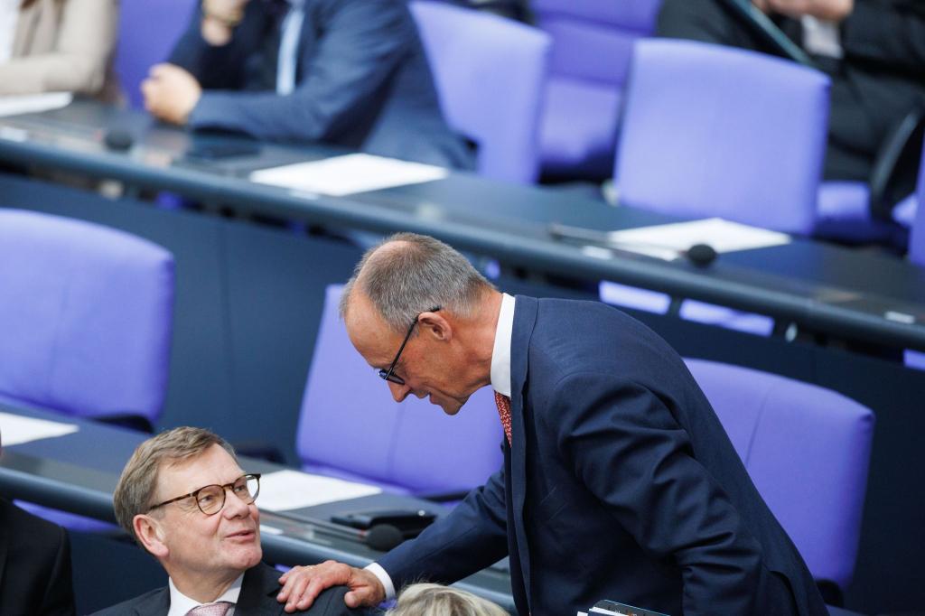 Außenkanzler und Außenminister: Friedrich Merz und Johann Wadephul (beide CDU) während der Generaldebatte zum Haushalt im Bundestag. - Foto: Carsten Koall/dpa