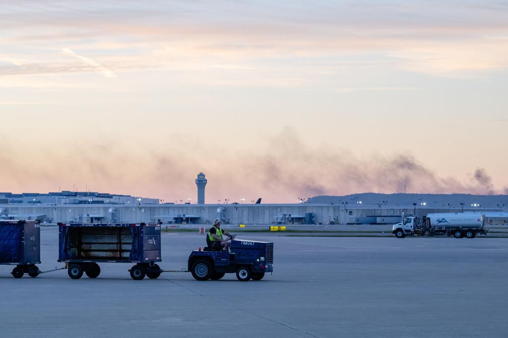 Die Zahl der Opfer nach dem Flugzeugabsturz steigt weiter. - Foto: Jon Cherry/FR171965 AP/AP/dpa