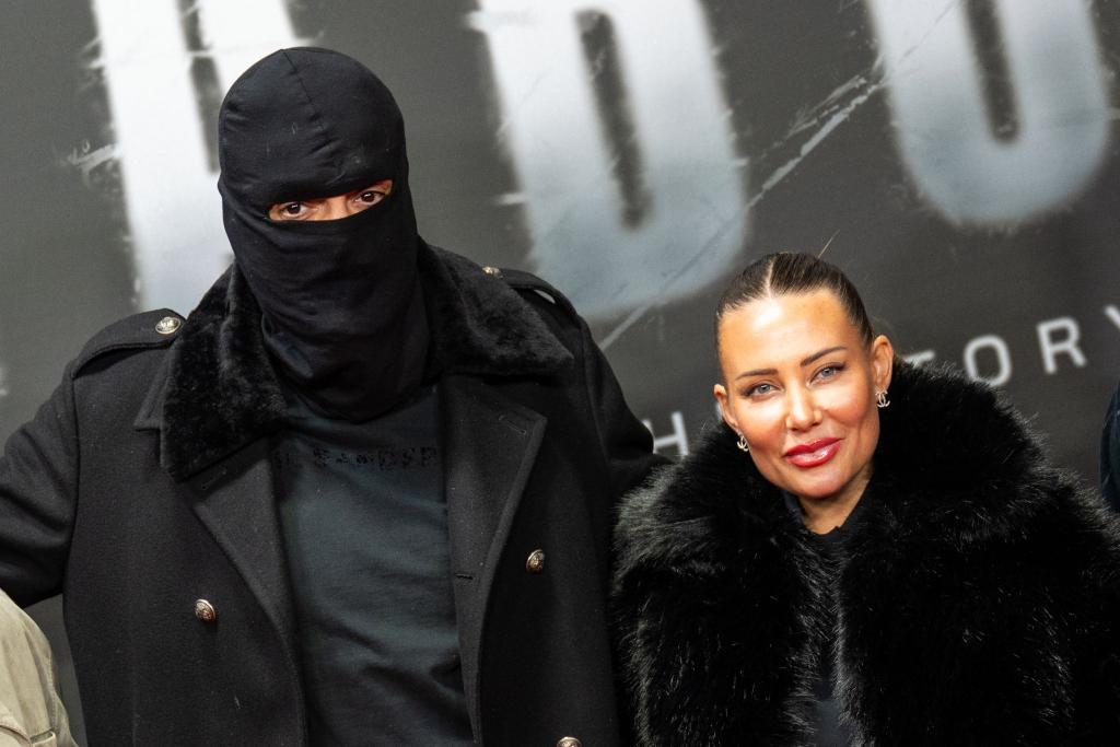 Haftbefehl (bürgerlich Aykut Anhan und hier verhüllt) besucht mit seiner Frau Nina Anhan eine Kinoaufführung der Dokumentation «Babo - Die Haftbefehl-Story» in Berlin. (Archivbild) - Foto: Christophe Gateau/dpa