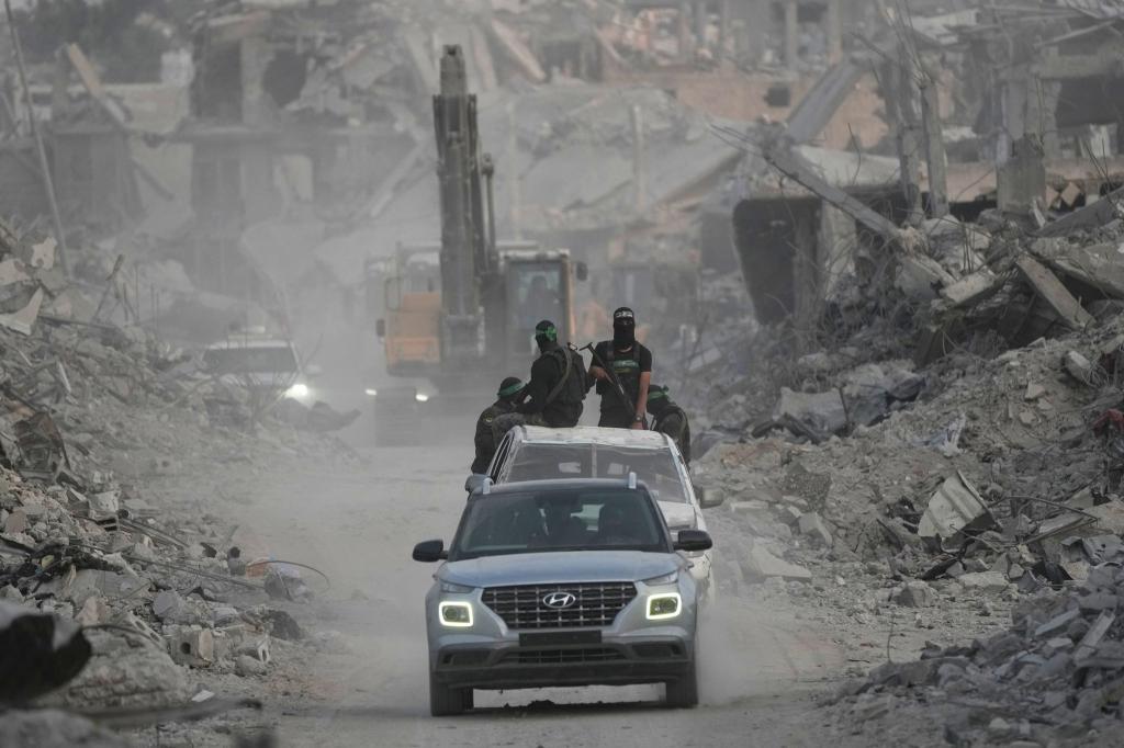 Sechs tote Geiseln befinden sich noch im Gazastreifen. - Foto: Jehad Alshrafi/AP/dpa