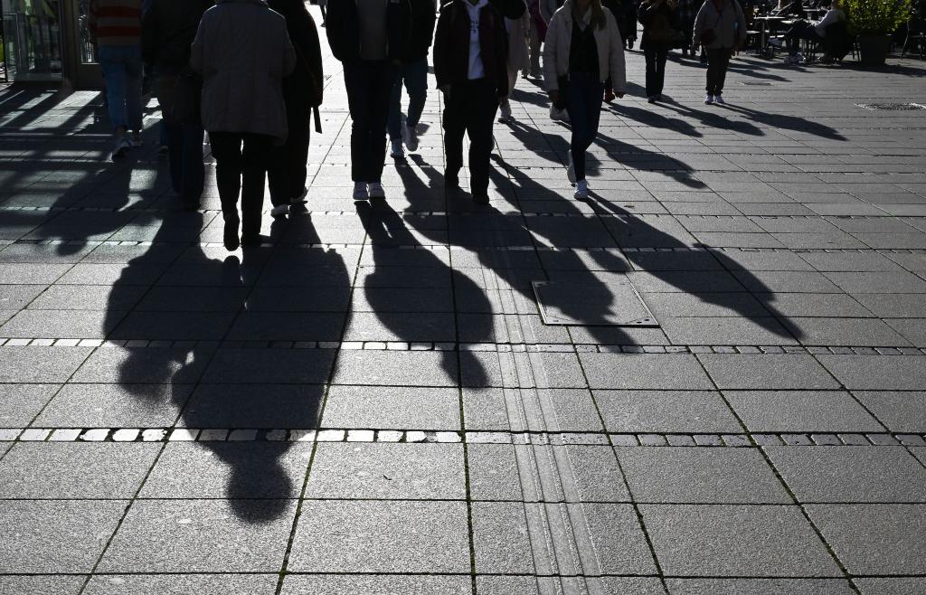 Generell stellen die Wissenschaftler «Gewöhnungseffekte und Normalisierung» bei rechtsextremen Einstellungen fest. (Symbolbild) - Foto: Bernd Weißbrod/dpa