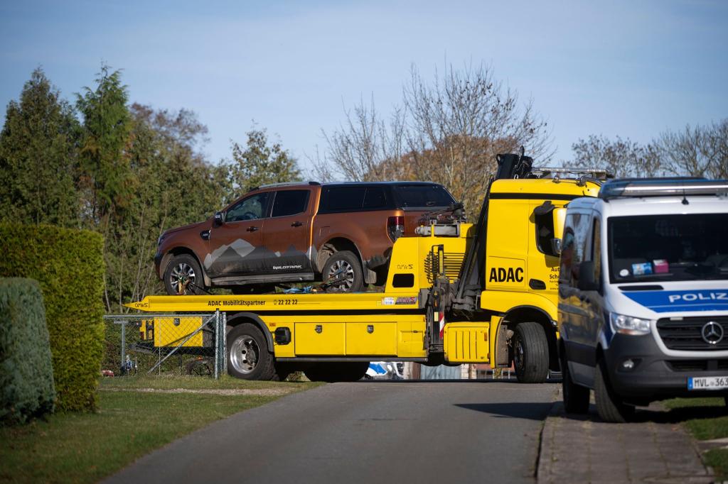 Bei einer Hausdurchsuchung im Fall des am 10. Oktober getöteten achtjährigen Fabian aus Güstrow beschlagnahmen die Ermittler einen Geländewagen. - Foto: Philip Dulian/dpa