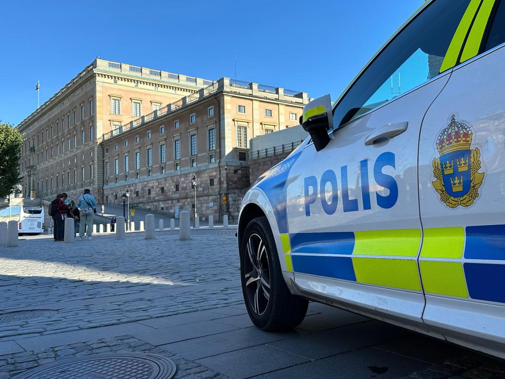 Ein Polizeiauto steht im Herzen von Stockholm vor dem Königsschloss. Nicht weit von dem Schloss entfernt befindet sich auch der Park Kungsträdgården. (Illustration) - Foto: Steffen Trumpf/dpa