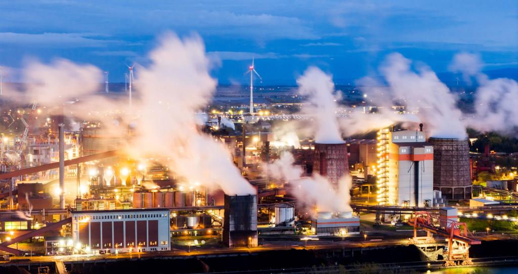 Der CO2-Ausstoß der Industrie belastet das Klima. (Archivbild) - Foto: Julian Stratenschulte/dpa