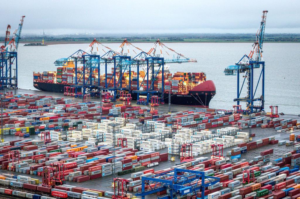 Über Bremerhaven geht ein guter Teil der deutschen Exporte. - Foto: Sina Schuldt/dpa