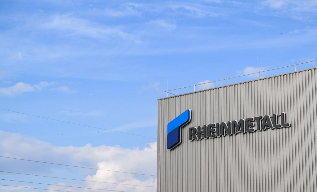 In diesem Rheinmetall-Werk im niedersächsischen Unterlüß werden Artilleriegranaten hergestellt, in Neuss hingegen soll es bald mit der Produktion von Aufklärungssatelliten losgehen. - Foto: Julian Stratenschulte/dpa