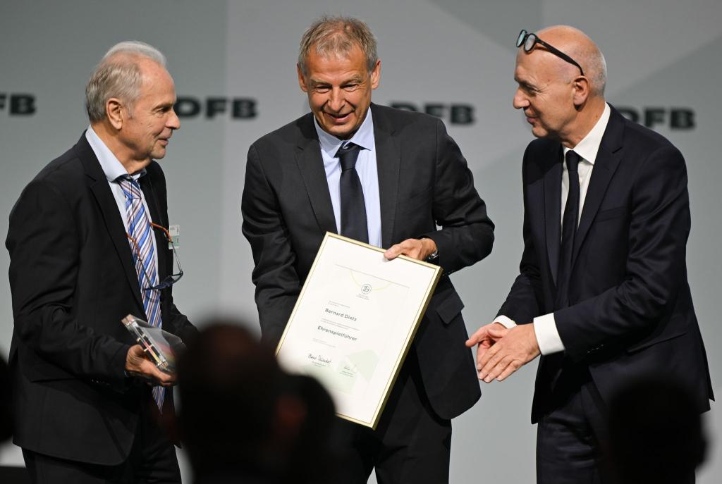 Bernard Dietz (l) wird von Jürgen Klinsmann und DFB-Präsident Bernd Neuendorf für die Ernennung zum Ehrenspielführer gratuliert. - Foto: Arne Dedert/dpa