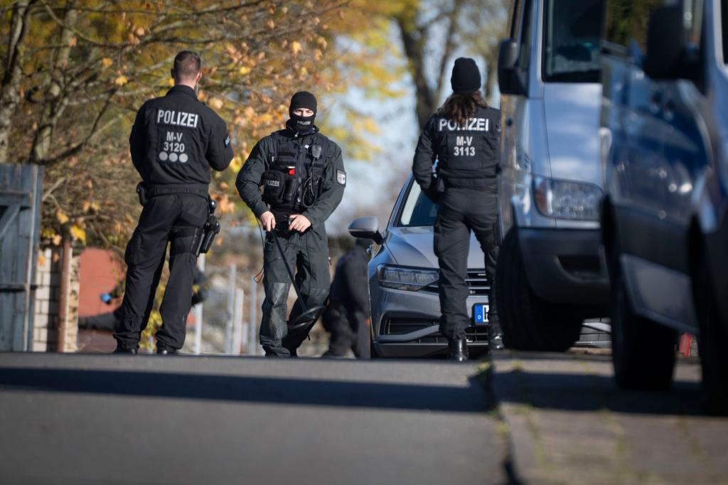 Die Polizei durchsuchte am Donnerstag erneut Häuser. - Foto: Philip Dulian/dpa