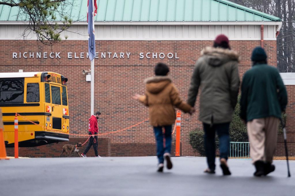 Ein Sechsjähriger hatte 2023 in einer Grundschule in Newport News auf seine Lehrerin geschossen. (Archivbild) - Foto: Billy Schuerman/The Virginian-Pilot via AP/dpa