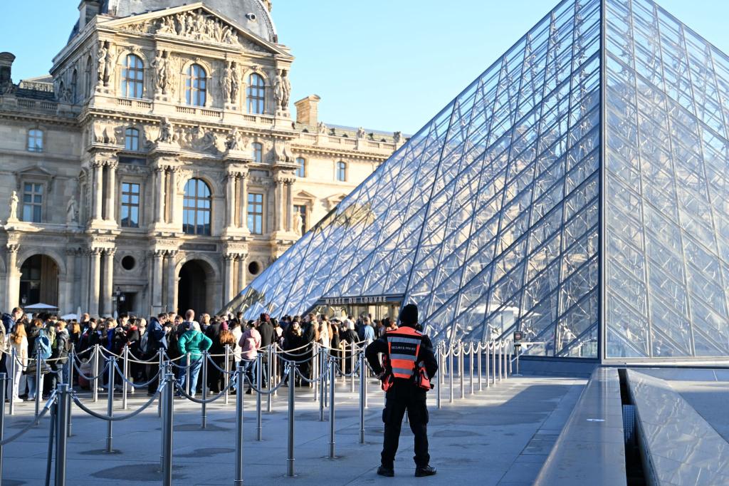 Laut Louvre-Direktoren gibt es bereits mehrere Mäzene, die ihre Unterstützung bei der Renovierung der Krone zugesagt haben. - Foto: Emma Da Silva/AP/dpa